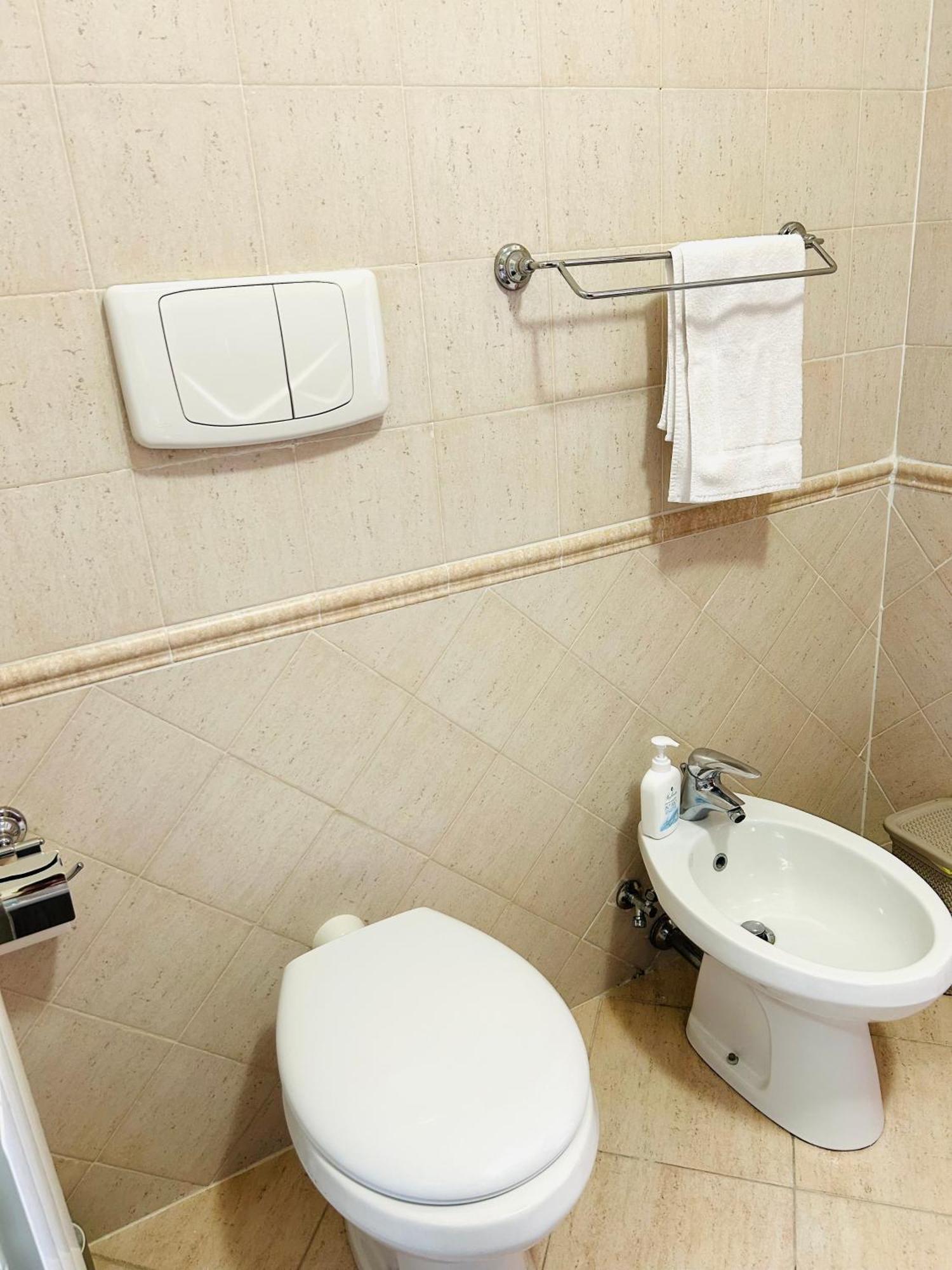The House Room Aeroporto Fiumicino Bagian luar foto